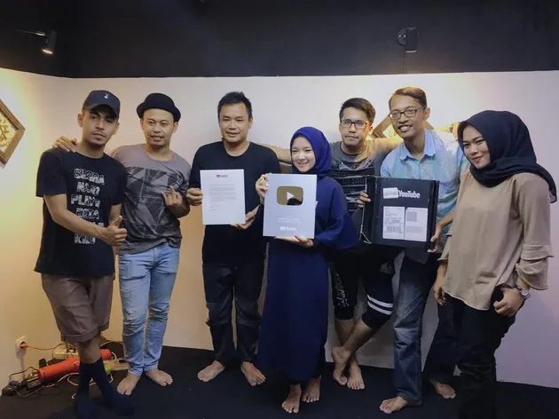 Sabyan Gambus akhirnya melakukan beberapa cover lagu di Youtube. Dalam kurun waktu beberapa bulan, video mereka berhasil ditonton ratusan juta orang hingga akhirnya mereka mendapat Play Button dari Youtube. Keren!