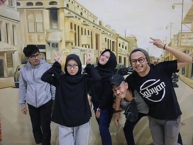 Lambat laun, personil mereka pun semakin bertambah. Ini lah potret lengkap personil mereka. Ada Khoirunnisa alias Nissa sebagai vokalis. Ayus sebagai keyboardist, Wawan pemain gendang, Tebe memainkan biola, dan Anisa Rahman sebagai vokalis dua.