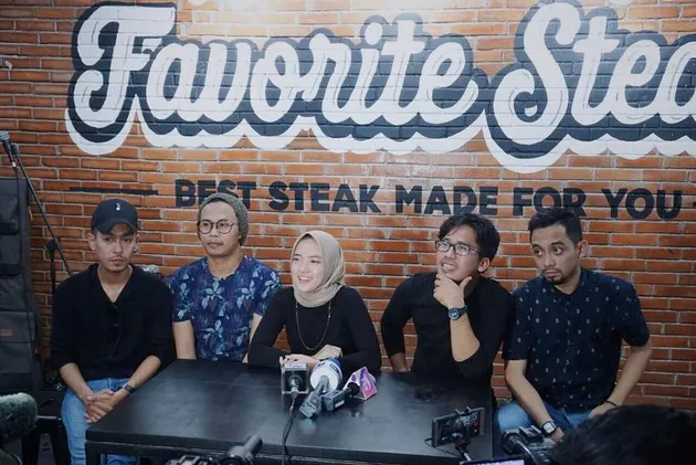 Kepopuleran mereka semakin melejit, terlebih sejak datangnya bulan Ramadan. Sabyan Gambus akhirnya diundang oleh berbagai stasiun televisi untuk mengisi acara.