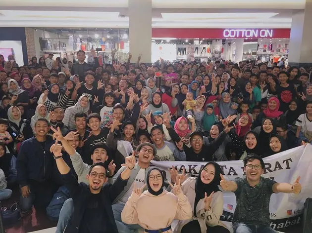 Ini lah potret Sabyan Gambus dan para fans mereka yang kebanyakan adalah generasi millenial. Harus diakui, grup musik ini patut diacungi jempol ya karena berhasil menularkan hal positif ke anak muda. Bagaimana menurutmu, KLovers?