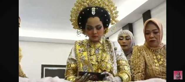 Sah! 14 Moments of the Wedding Ceremony of Putri Isnari & Abdul Azis, Dowry Rp 204,000