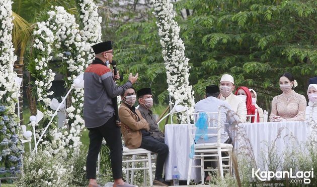 Sah! Intip 11 Momen Akad Nikah Vicky Prasetyo and Kalina Ocktaranny - Beautiful All-White Decoration