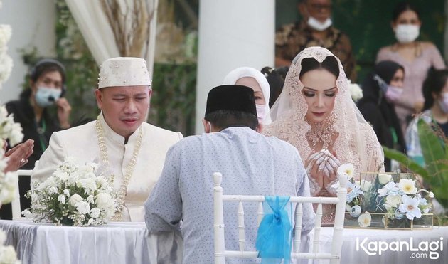 Sah! Intip 11 Momen Akad Nikah Vicky Prasetyo and Kalina Ocktaranny - Beautiful All-White Decoration