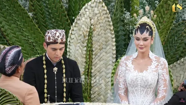 Luna Maya - Maxime Bouttier