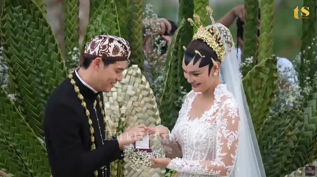 Luna Maya - Maxime Bouttier