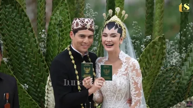 Luna Maya - Maxime Bouttier