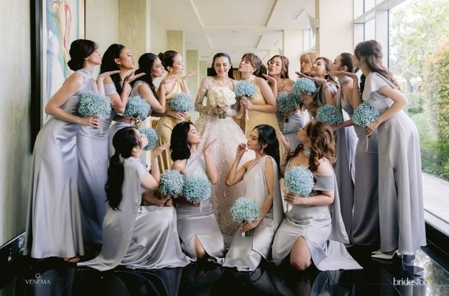 Longtime Friends, 8 Portraits of Sephora and Cassandra Lee as Beby Tsabina's Bridesmaids - The Most Different Dress Color