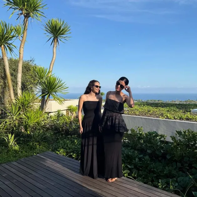 Potret Enzy Storia dan Medina Dina Kompak Pakai Dress Hitam
