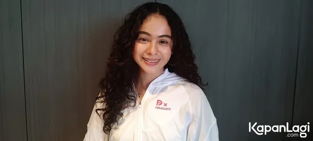 Sahila Hisyam pakai kemeja putih