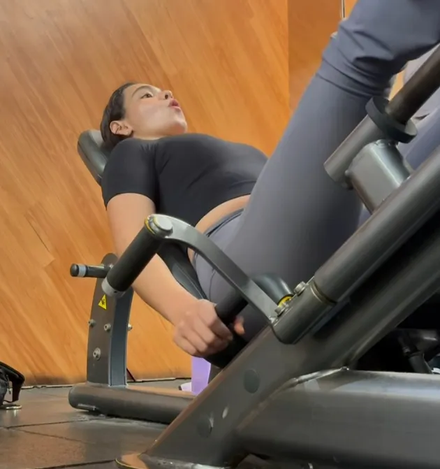 Sahila hisyam perkuat otot di gym