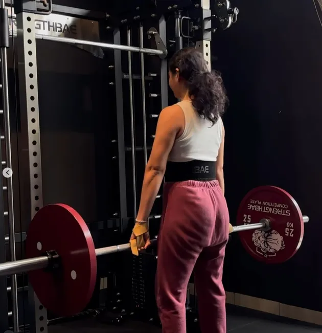 Sahila Hisyam angkat beban di gym