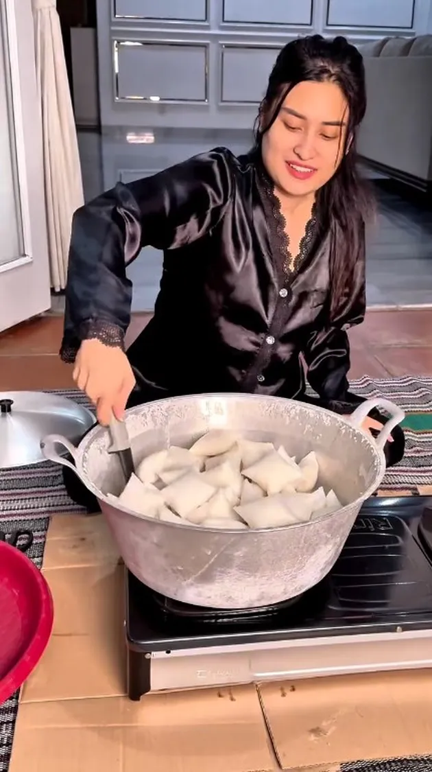Angbeen Rishi Masak Lontong Sayur Jam 3 Pagi