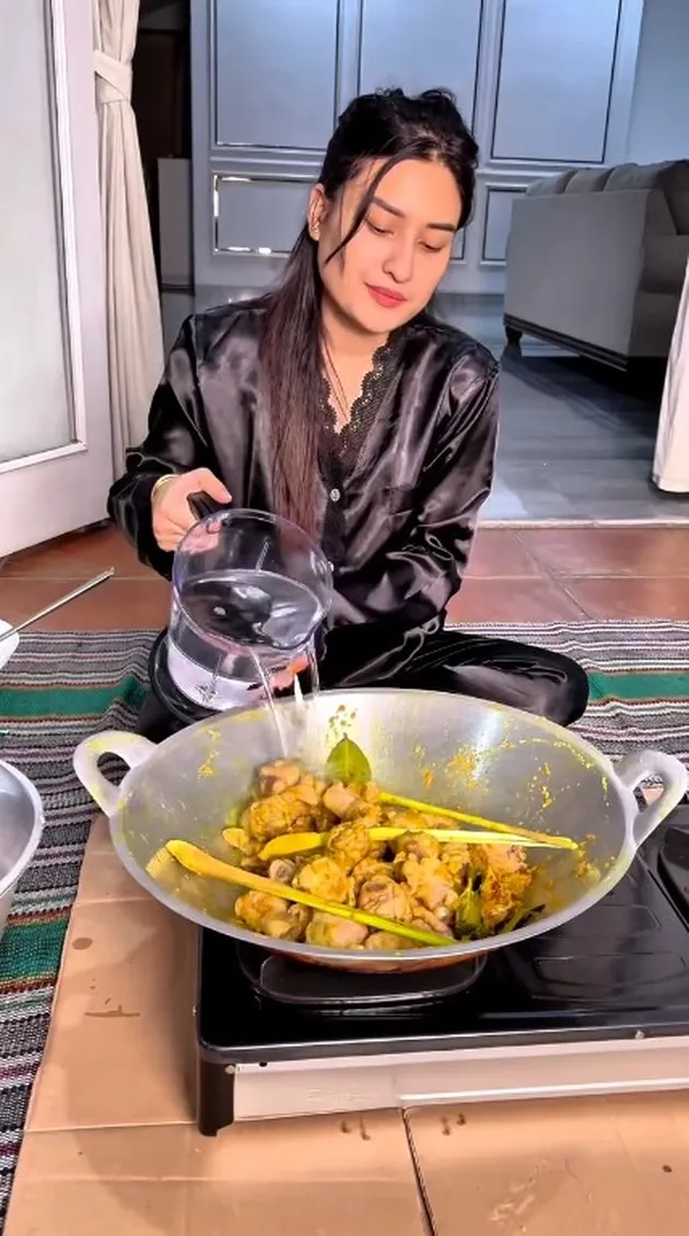Angbeen Rishi Masak Lontong Sayur Jam 3 Pagi