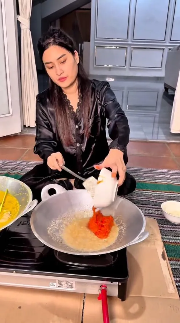 Angbeen Rishi Masak Lontong Sayur Jam 3 Pagi