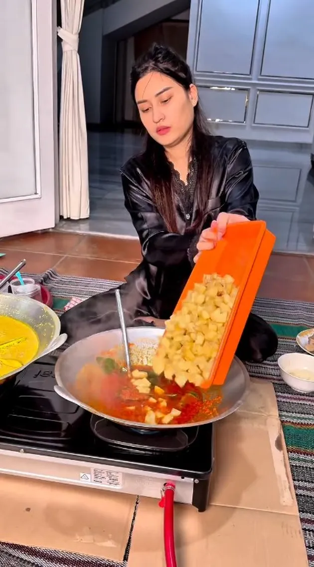 Angbeen Rishi Masak Lontong Sayur Jam 3 Pagi