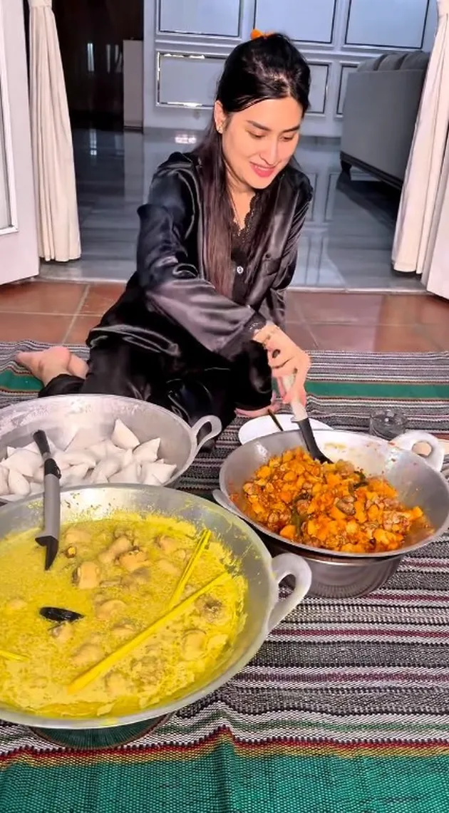 Angbeen Rishi Masak Lontong Sayur Jam 3 Pagi