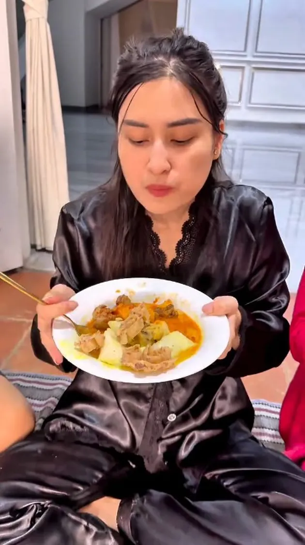 Angbeen Rishi Masak Lontong Sayur Jam 3 Pagi