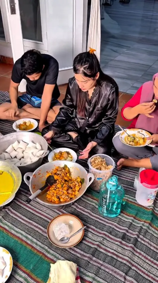 Angbeen Rishi Masak Lontong Sayur Jam 3 Pagi