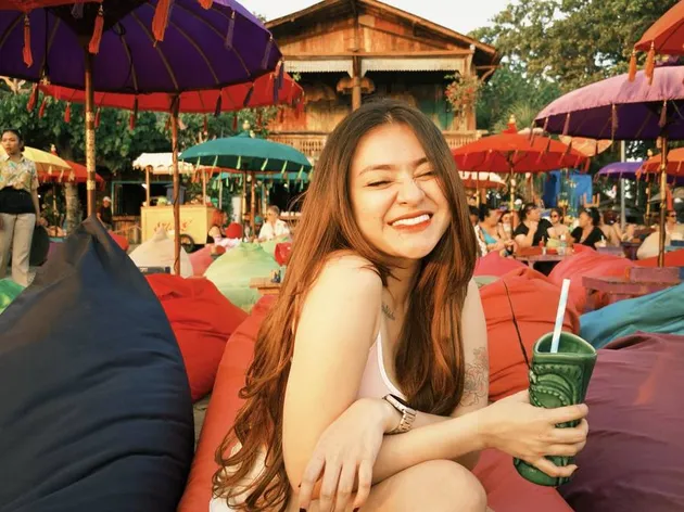 Nathalie Holscher liburan di pantai