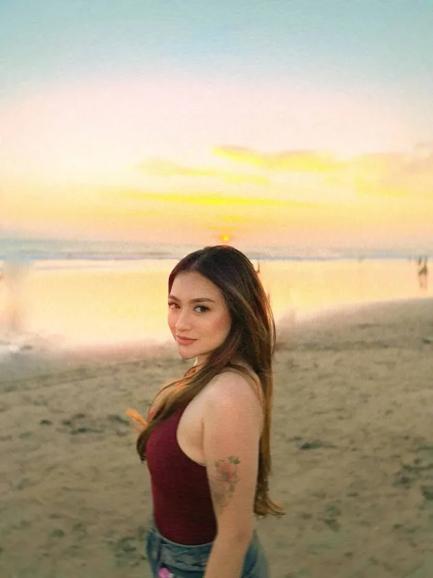 Nathalie Holscher di pantai