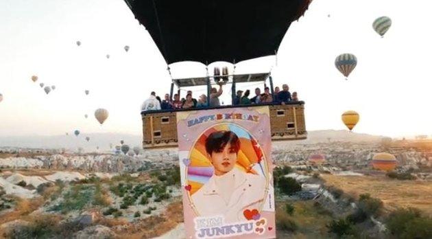 Berlokasi di Turki tepatnya di Cappadocia, Fans Junkyu membuat Birthday project berupa menerbangkan foto idolanya di balon udara.