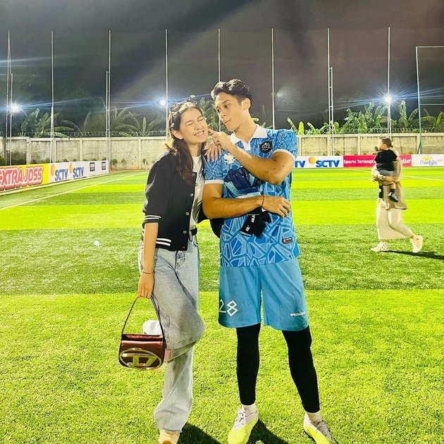 Both Starring in the Soap Opera 'DIA YANG KAU PILIH', Here are 8 Pictures of Zoe Abbas Jackson and Antonio Blanco Jr's Intimacy on the Football Field