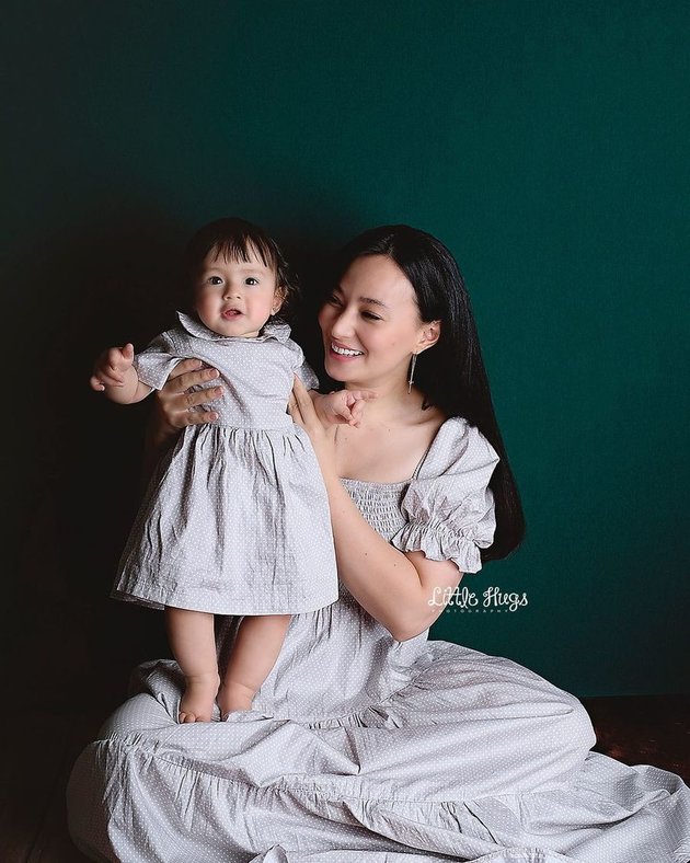 Equally Beautiful with a Western Look, 9 Pictures of Asmirandah with Baby Chloe, Said to be a Mini Version of Her Mother