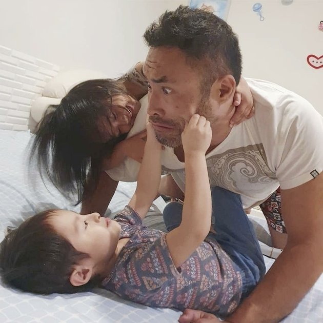 Just like in 'Ikatan Cinta', this is evidence that Surya Saputra is also an extraordinary father to his twins in the real world