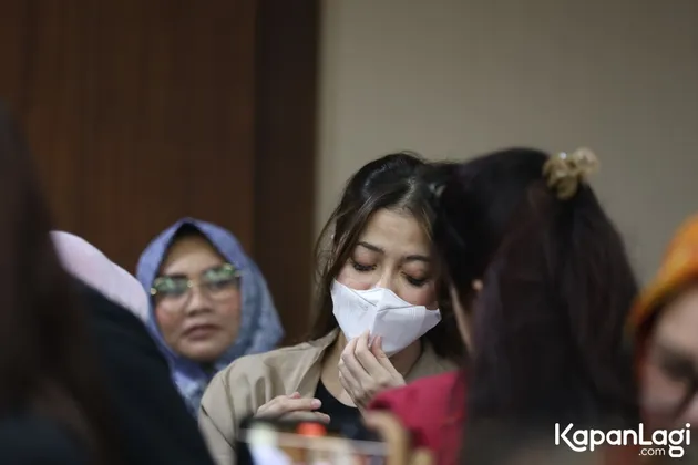 Dokter Kamelia pegang masker