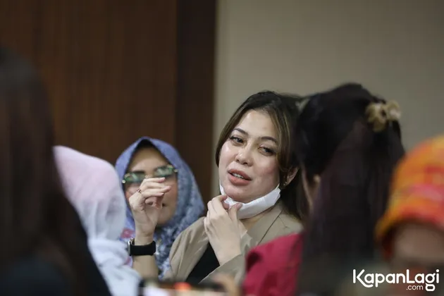 Dokter Kamelia buka maskernya
