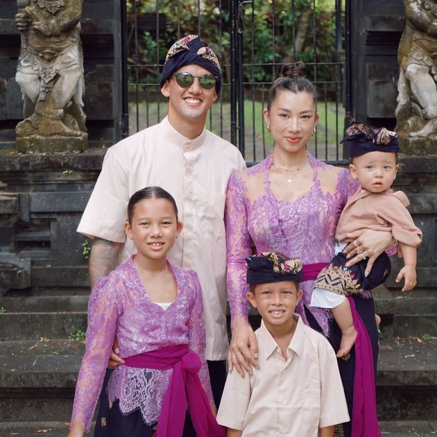 Welcoming Nyepi Day, Jennifer & Irfan Bachdim Photoshoot Wearing Balinese Traditional Clothes with Their Children