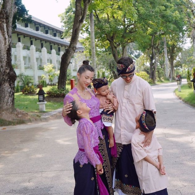Welcoming Nyepi Day, Jennifer & Irfan Bachdim Photoshoot Wearing Balinese Traditional Clothes with Their Children