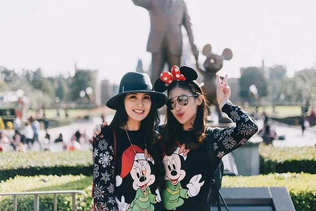 Sandra Dewi adalah anak pertama dari dua bersaudara. Salah satu adiknya adalah si cantik Kartika Dewi yang kompak banget dengan Sandra.