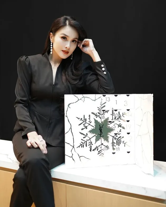 Sandra Dewi pakai baju hitam