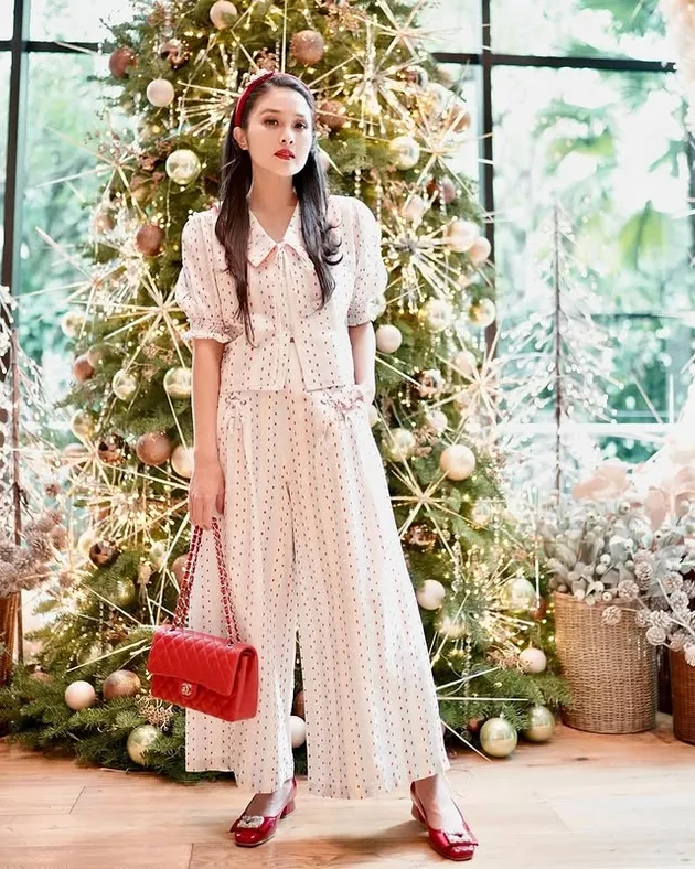 Sandra Dewi pakai baju putih