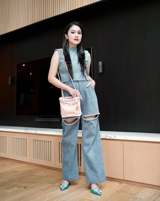 Sandra Dewi pakai jeans