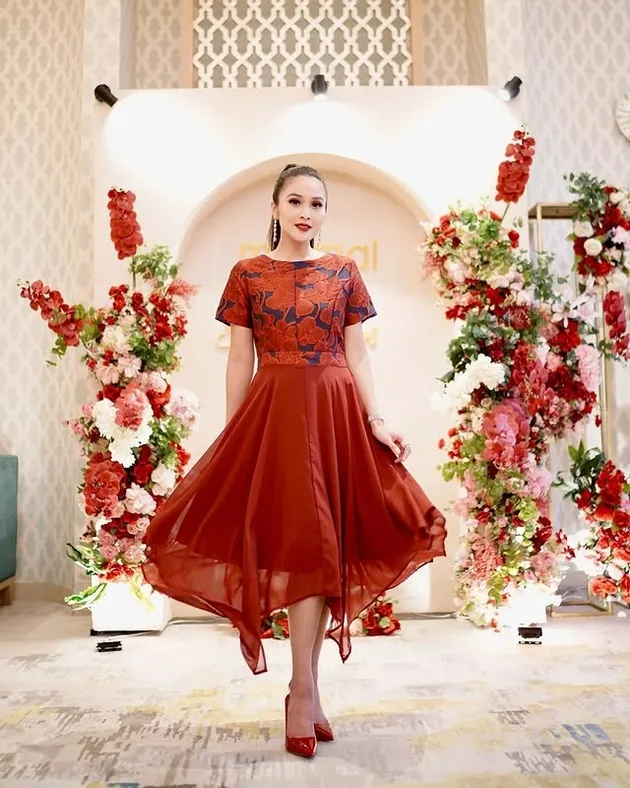 Sandra Dewi pakai dress merah