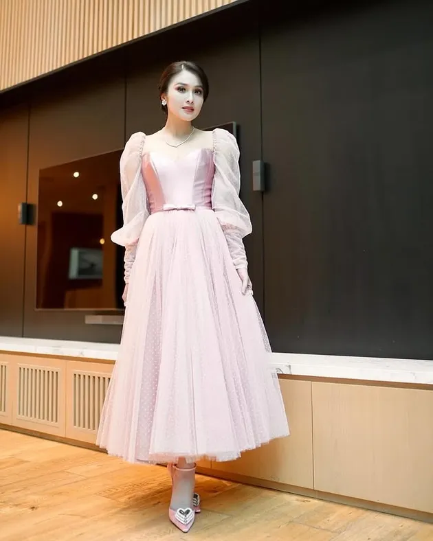 Sandra Dewi pakai dress cantik