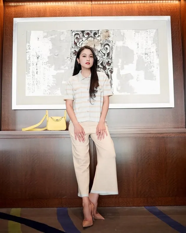 Sandra Dewi pakai baju casual