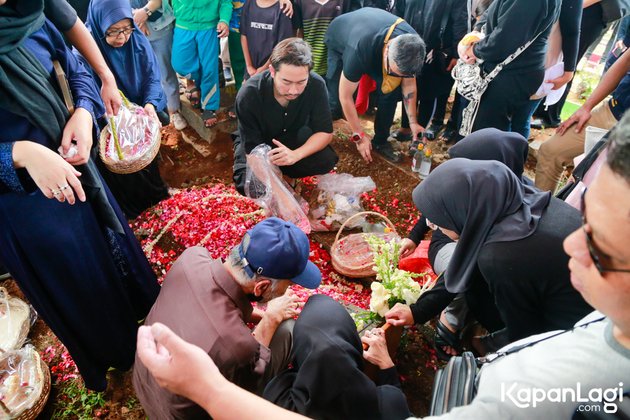 Sang Bunda Buried in the Same Grave as her Late Father and Brother, Jeje Govinda: Mama is at Peace