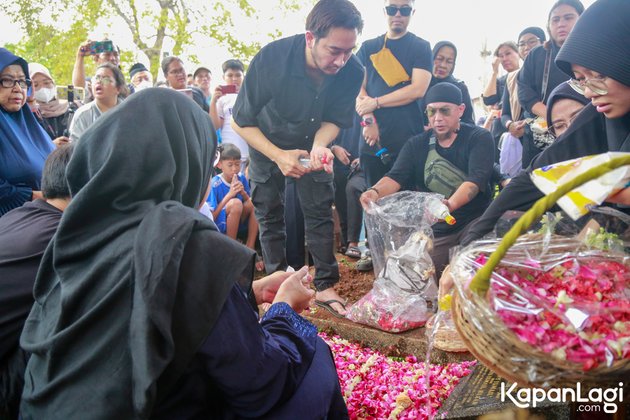 Sang Bunda Buried in the Same Grave as her Late Father and Brother, Jeje Govinda: Mama is at Peace