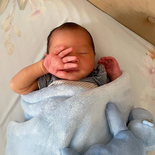 Mother Still Can't Believe Having 2 Children, 10 Photos of Baby Clef Rinni Wulandari's Handsome Cheeky-Faced Children