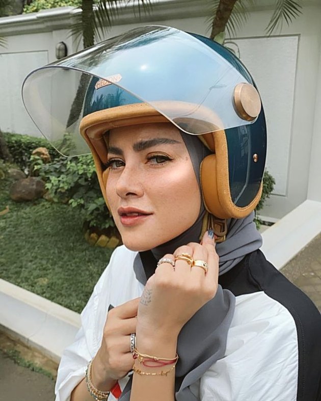Super Cool! 12 Photos of Olla Ramlan, a Hijab-Wearing Woman Who Loves Riding Big Motorcycles, Still Looking Chic Carrying Branded Bags