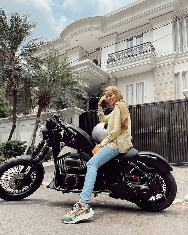Super Cool! 12 Photos of Olla Ramlan, a Hijab-Wearing Woman Who Loves Riding Big Motorcycles, Still Looking Chic Carrying Branded Bags