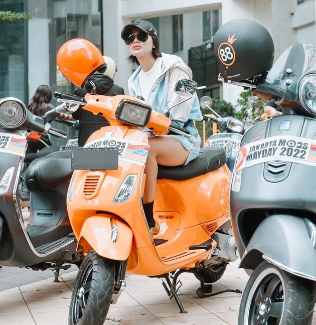 Relax Wearing Hotpants, 11 Photos of Wika Salim Riding Vespa Around the City - Netizens: Take Me Along!