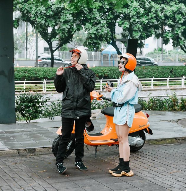 Relax Wearing Hotpants, 11 Photos of Wika Salim Riding Vespa Around the City - Netizens: Take Me Along!