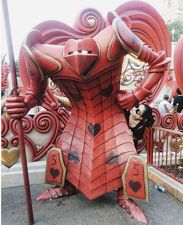 Santai Sejenak Isyana Sarasvati Liburan Di Shanghai Disneyland