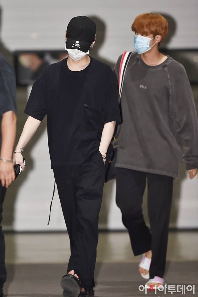 Relaxed After Wearing T-shirt and Sandals, 8 Photos of BTS' Style After Work Becomes the Spotlight of Netizens