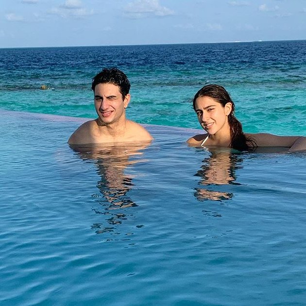 Sara Ali Khan Enjoyed a Fun Vacation with Ibrahim Ali Khan and Amrita Singh in Maldives, Hot Bikini on the Beach