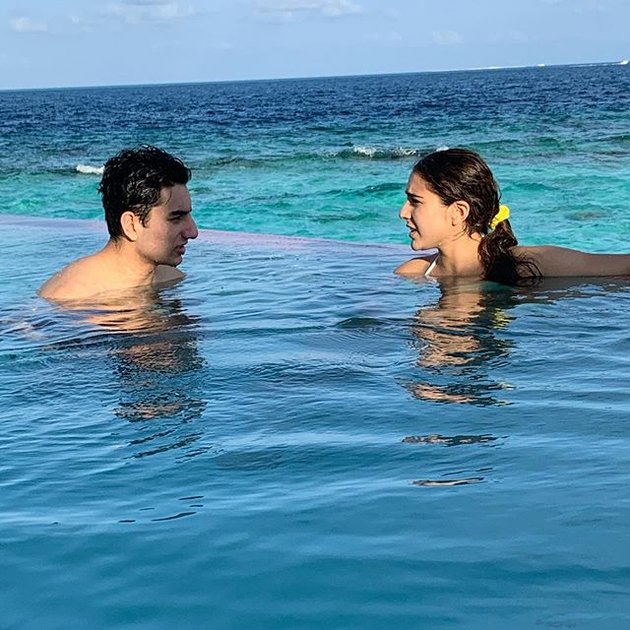 Sara Ali Khan Enjoyed a Fun Vacation with Ibrahim Ali Khan and Amrita Singh in Maldives, Hot Bikini on the Beach